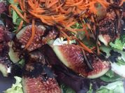 Una foto de ensalada de brevas