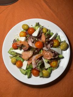 Una foto de Ensalada con queso fresco de oveja