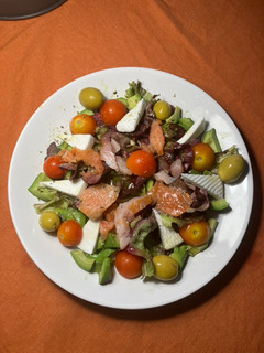 Una foto de Ensalada con queso fresco de oveja