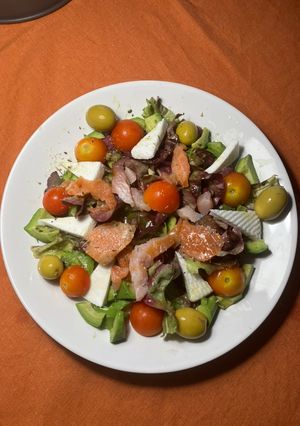 Una foto de Ensalada con queso fresco de oveja