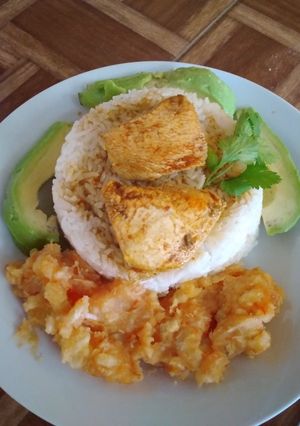 A picture of Baked Chicken with Mashed Yuca.