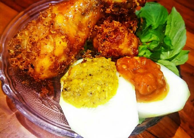 Ayam laos goreng kremes dengan bumbu kuning dan sambal