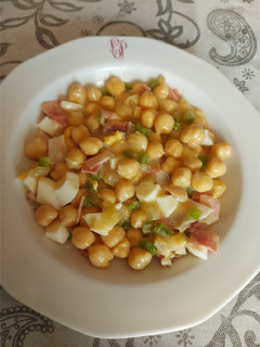 Una foto de Ensalada de garbanzos