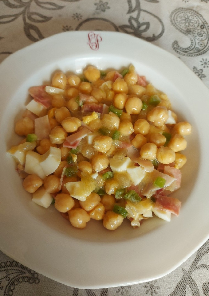 Una foto de Ensalada de garbanzos