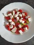 Ensalada de tomate cherry con aguacate y mozzarella a tu gusto