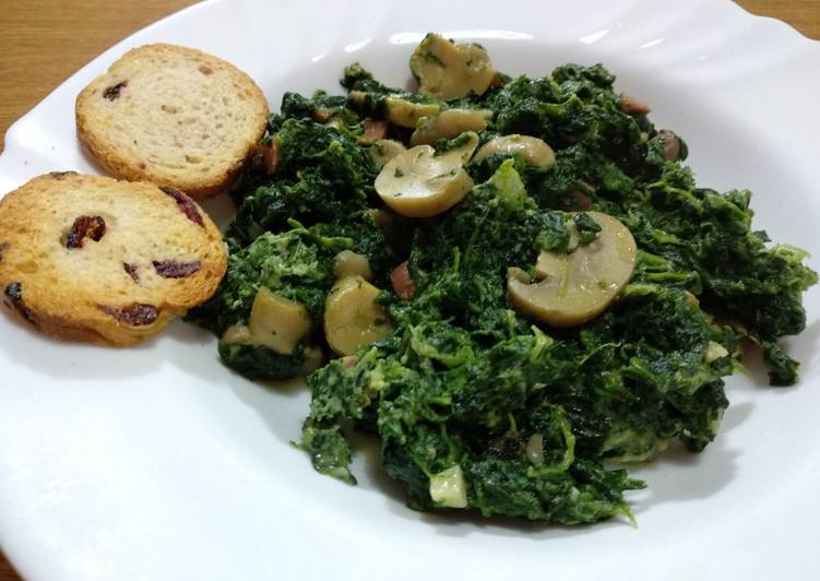 Revuelto de espinacas, jamón y champiñones
