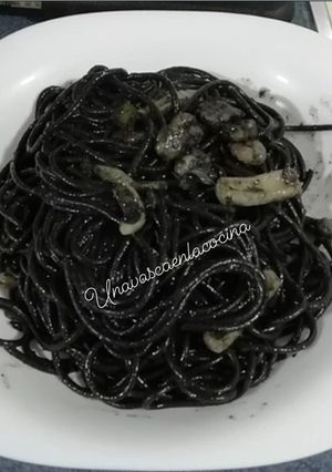 Una foto de Espaguetis negros con chipirones