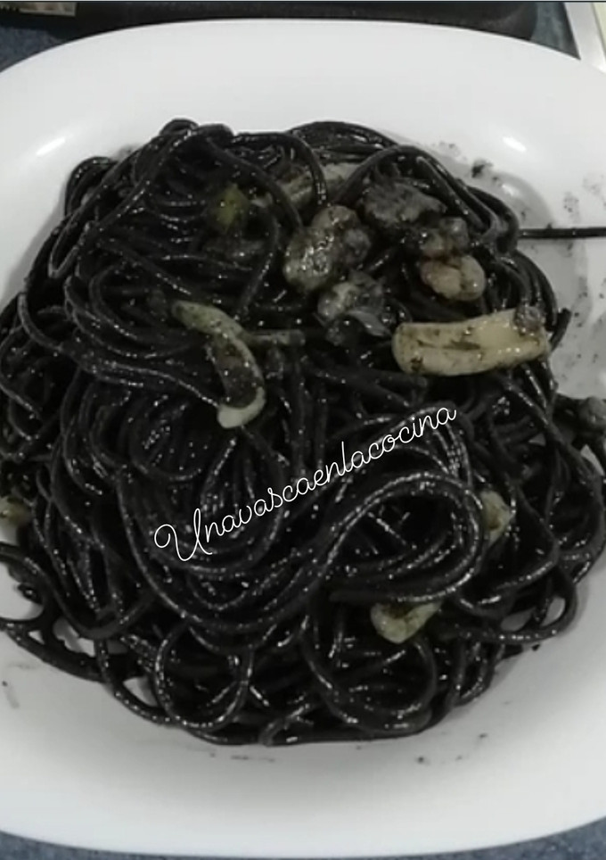 Una foto de Espaguetis negros con chipirones