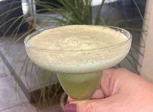 Una foto de Mezcalita refrescante de limón con menta