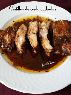 Una foto de Costillas de cerdo adobadas, y lacadas al horno