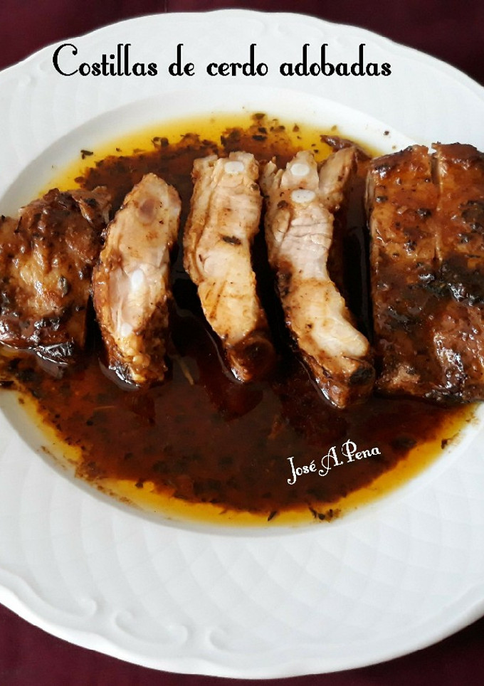 Una foto de Costillas de cerdo adobadas, y lacadas al horno