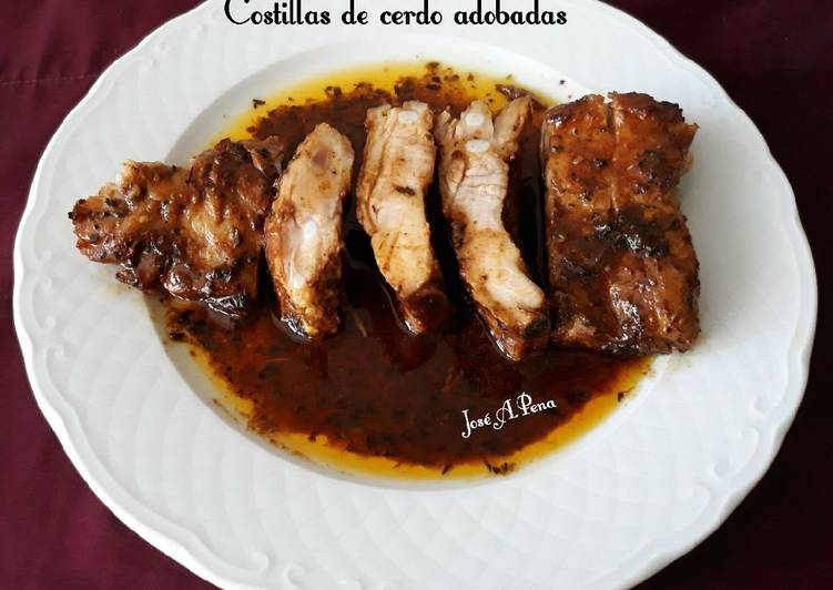 Costillas de cerdo adobadas, y lacadas al horno