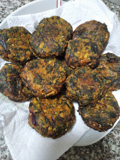 Una foto de Buñuelitos veganos -zapallo y beetgreens- :)