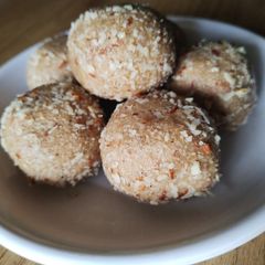 A picture of Makhana+Oats ladoo.