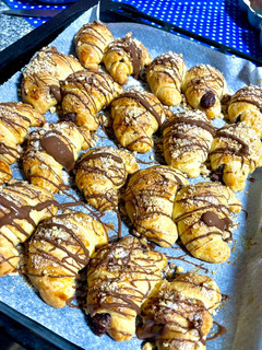 Una foto de Cruasanes caseros rellenos de chocolate / mermelada 🍫🍓