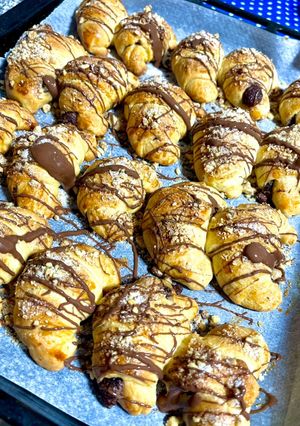 Una foto de Cruasanes caseros rellenos de chocolate / mermelada 🍫🍓