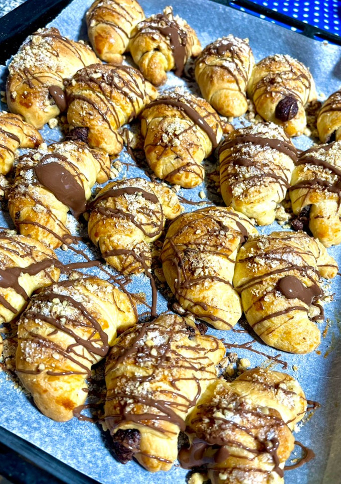 Una foto de Cruasanes caseros rellenos de chocolate / mermelada 🍫🍓