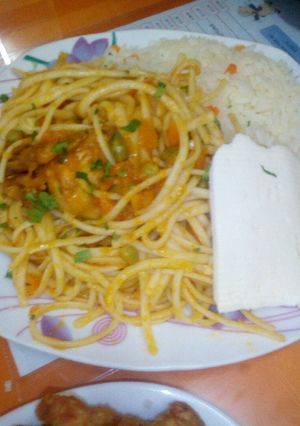 Una foto de Tallarines con pollo y arroz mi queso