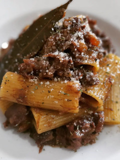 Una foto de Rigatoni con ragout de ternera al Oporto
