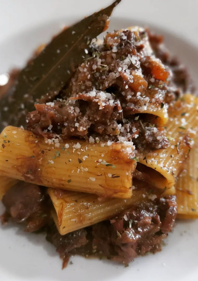 Una foto de Rigatoni con ragout de ternera al Oporto