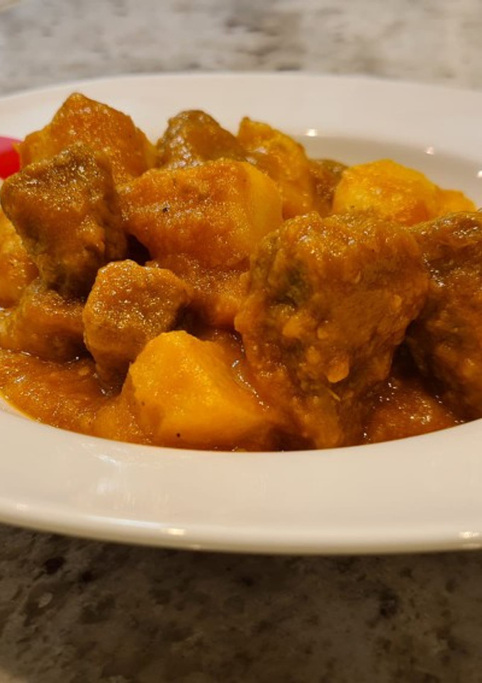 Una foto de Patatas guisadas con carne y tomate