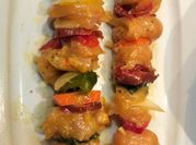 Una foto de pintxo de pollo con curry