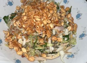 Hình của món Gỏi gà bắp cải rau răm.