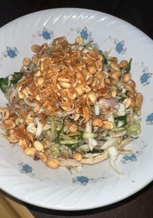 Hình của món Gỏi gà bắp cải rau răm.