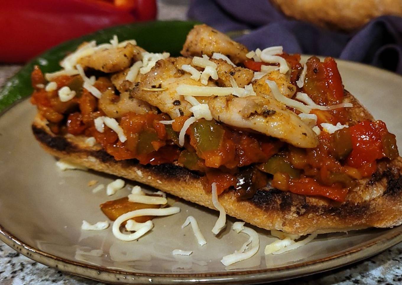 Tostada con Pisto (y pollo estilo Gyros)