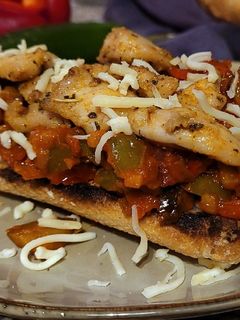 Una foto de Tostada con Pisto (y pollo estilo Gyros)