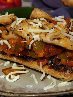 Una foto de Tostada con Pisto (y pollo estilo Gyros)
