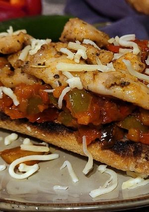 Una foto de Tostada con Pisto (y pollo estilo Gyros)