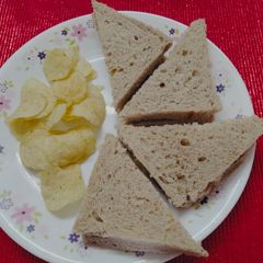 A picture of Crispy potato wafers sandwich 🥪.