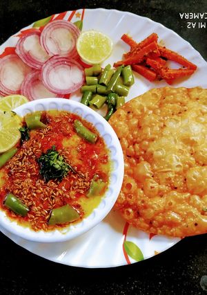 A picture of Sindhi special Daal Pakwan.