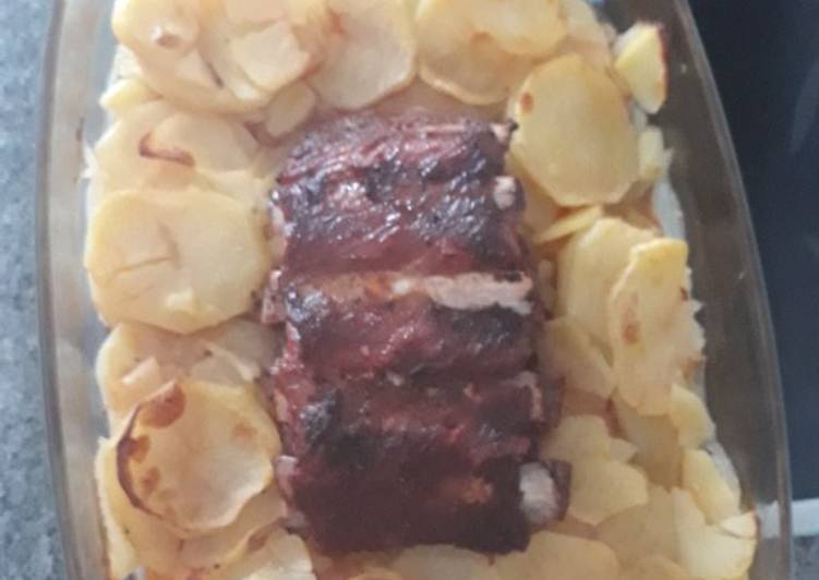 11. Costillas de cerdo adobadas al horno con patatas panaderas