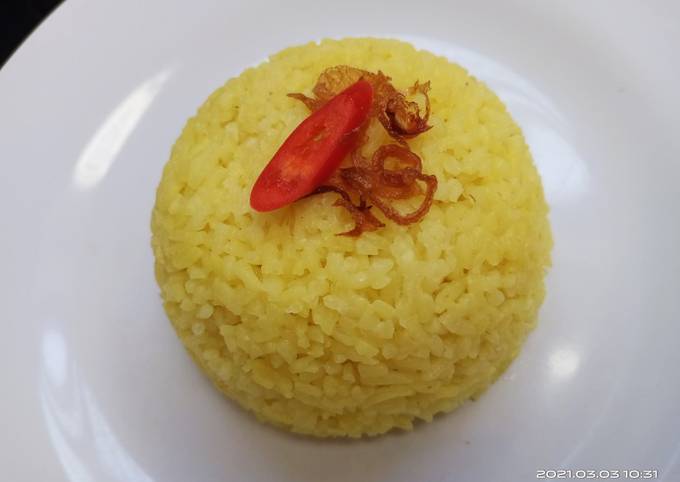 Nasi kuning mejikom