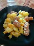 Patate e Salsicce in Padella Aromatizzate all'Origano con Crostini di pane Croccanti