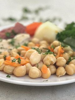 Una foto de Cocido madrileño de garbanzos exquisito, receta fácil y deliciosa
