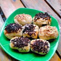 รูปของ BOLEN PISANG (puff pastry)