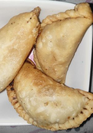 गुजिया (gujiya recipe in Hindi) रेसिपी मुख्य फोटो