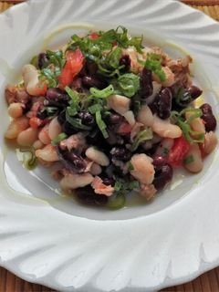 Una foto de Ensalada de habichuelas blancas y rojas