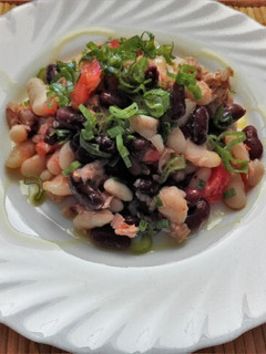 Una foto de Ensalada de habichuelas blancas y rojas