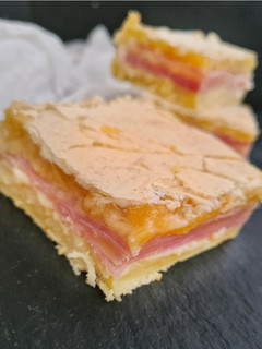 Una foto de Pastel de jamón y queso con cobertura dulce