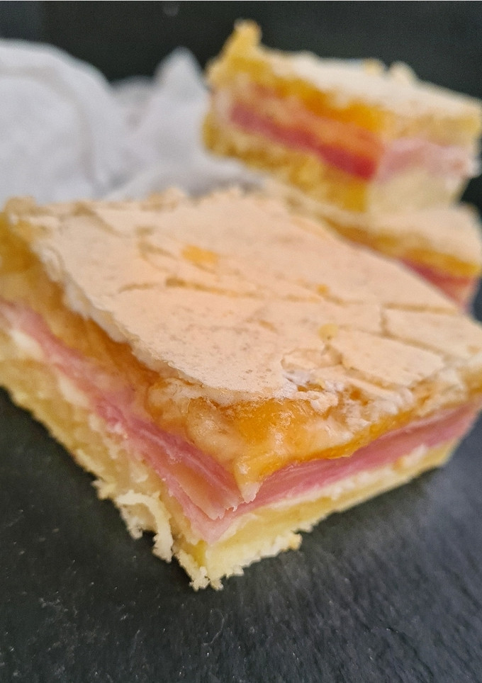 Una foto de Pastel de jamón y queso con cobertura dulce