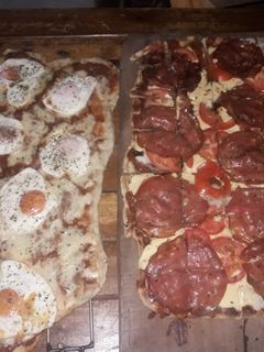 Una foto de Pizza a la parrilla con huevo frito y mortadela