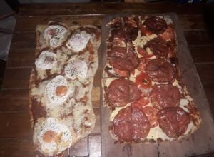 Una foto de Pizza a la parrilla con huevo frito y mortadela
