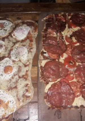 Una foto de Pizza a la parrilla con huevo frito y mortadela