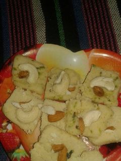 होम मेड मलाई बर्फी (Homemade malai burfee recipe in hindi) रेसिपी मुख्य फोटो