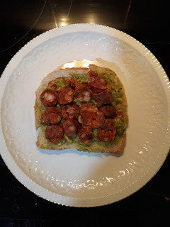 Una foto de Sándwich de chistorra con salsa c. de aguacate a los 3 pimientos