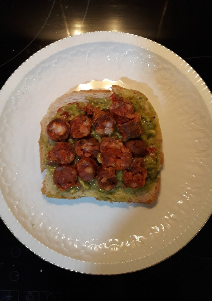 Una foto de Sándwich de chistorra con salsa c. de aguacate a los 3 pimientos